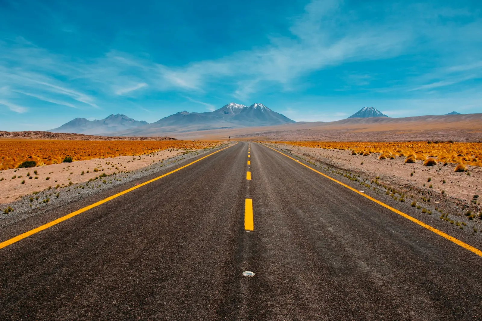 Carretera solitaria que avanza hacia las montañas
