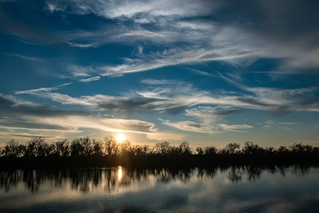 Atardecer sobre un lago en calma con reflejos