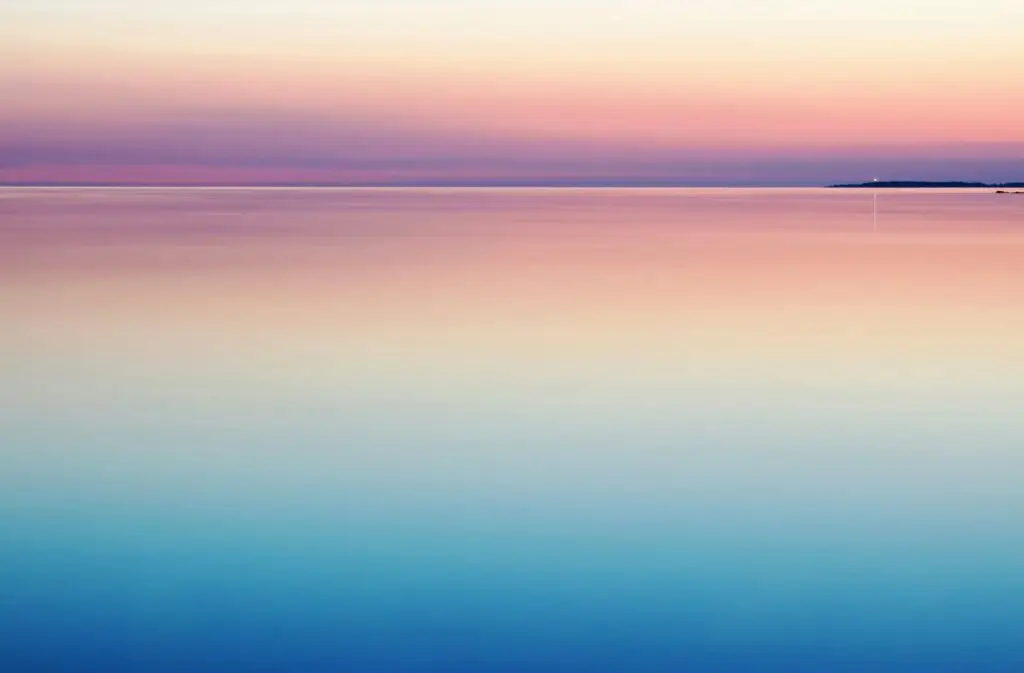 Mar en calma con un horizonte suave y vacío