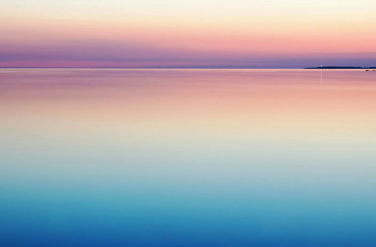 Mar en calma con un horizonte suave y vacío