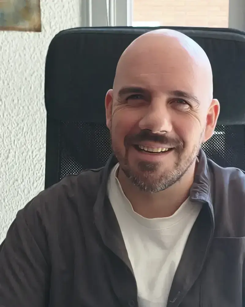 Luis Ostiz, terapeuta Gestalt, preparado para una sesión online